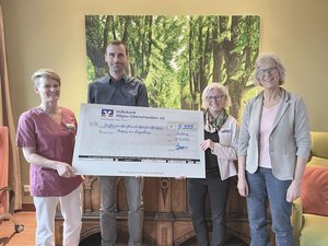 Prokurist Wolfgang Kaess übergibt den symbolischen Scheck an (v. l. n. r.), Rebecca Wandel, Gisela Knauf und Gisela Haupt vom Calendula Hospiz. Spendenaktion