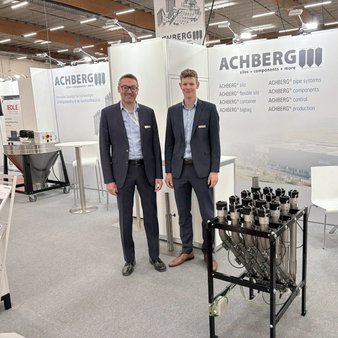 Mitarbeiter am Messestand