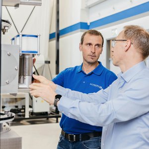 Expertengespräch Zwei unserer Experten im technischen Austausch, direkt an einem unserer Absaugkästen.