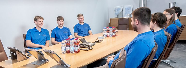 Meeting Azubis im Besprechungsraum