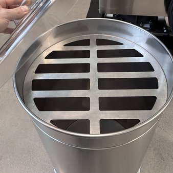 Ablagerost in Roll-Container