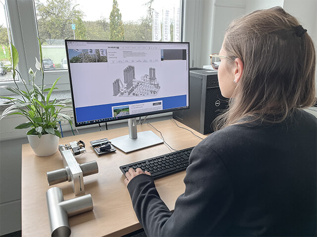 Mitarbeiterin am Arbeitsplatz Mitarbeiterin am Arbeitsplatz