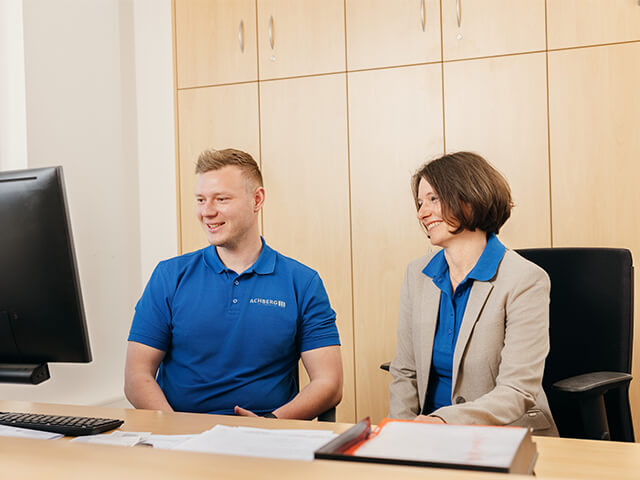 zwei Mitarbeiter am Arbeitsplatz zwei Mitarbeiter am Arbeitsplatz