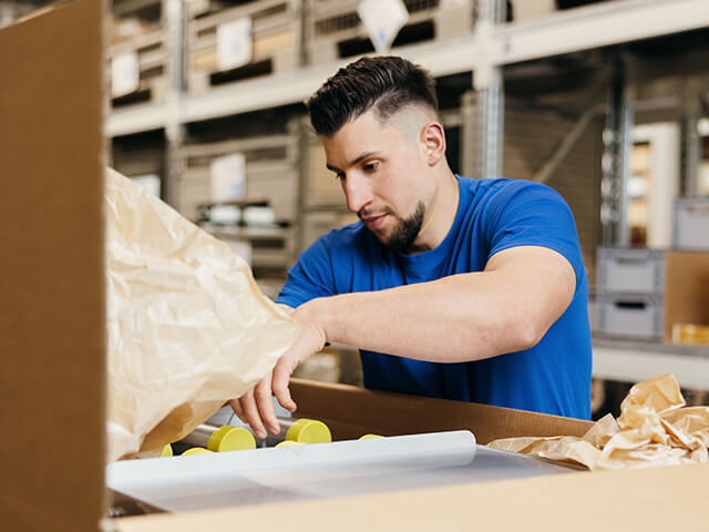 Mitarbeiter beim Verpacken Mitarbeiter beim Verpacken