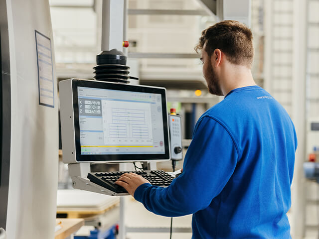 Mitarbeiter an Maschine Mitarbeiter an Maschine