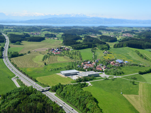 Gebäudeansicht von oben mit Blick in die Berge